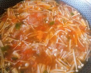自创低脂快手鲜美的番茄金针菇汤的做法 步骤2