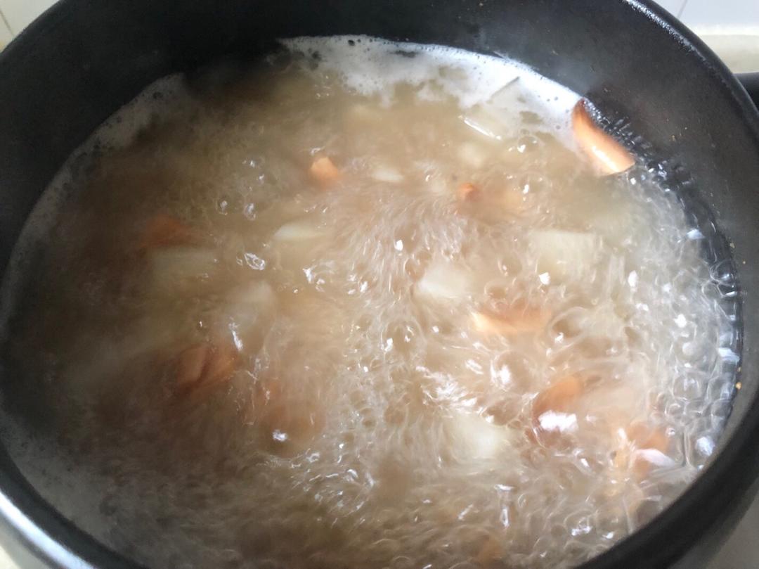 瑶柱鱿鱼干萝卜汤