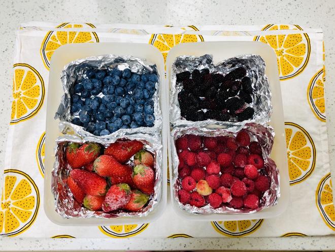 冻水果（香蕉、桑葚、树莓、蓝莓、提子🍇、梨、柿子、冻牛油果🥑）的做法