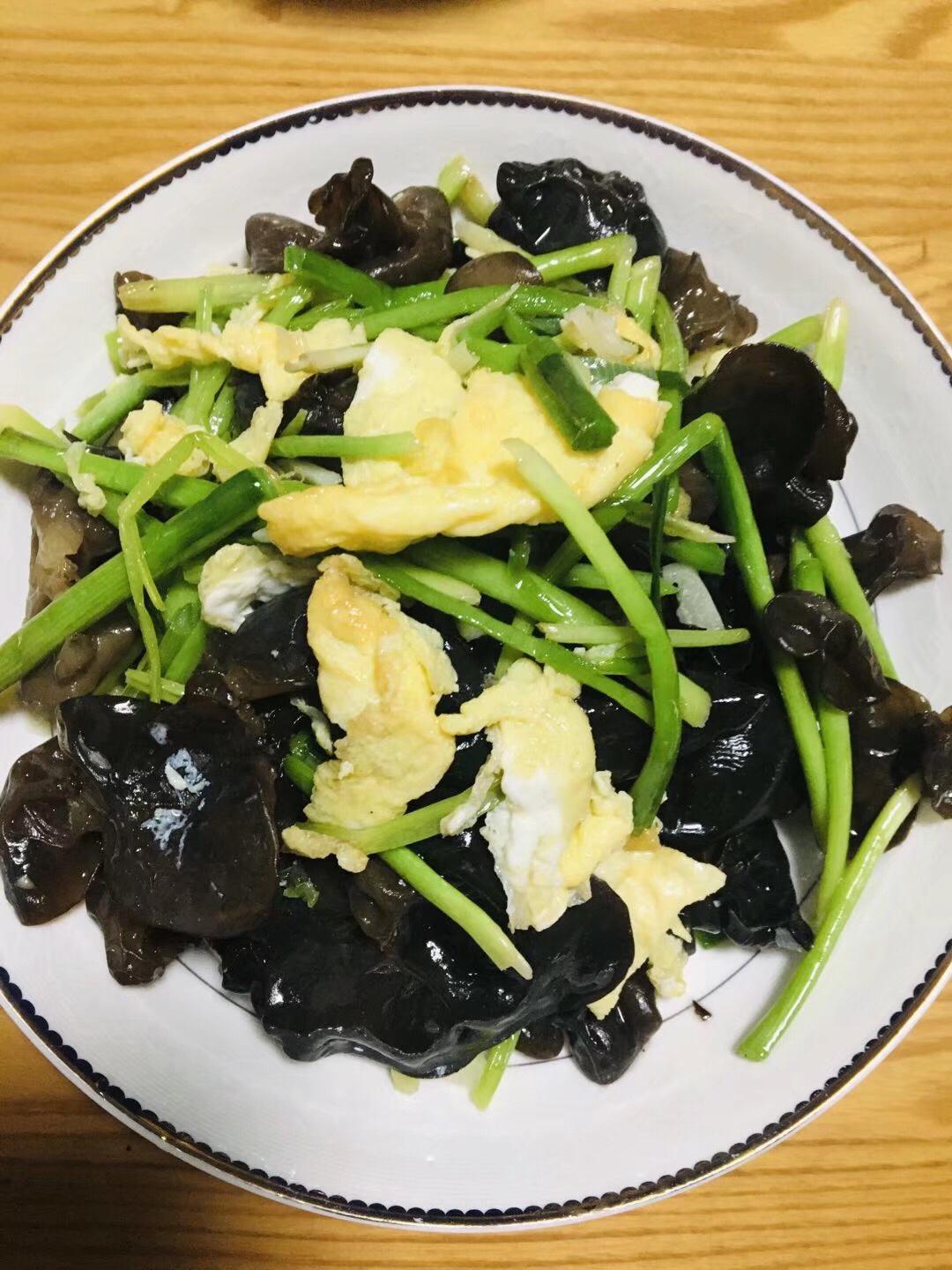 韭菜根鸡蛋炒木耳的做法
