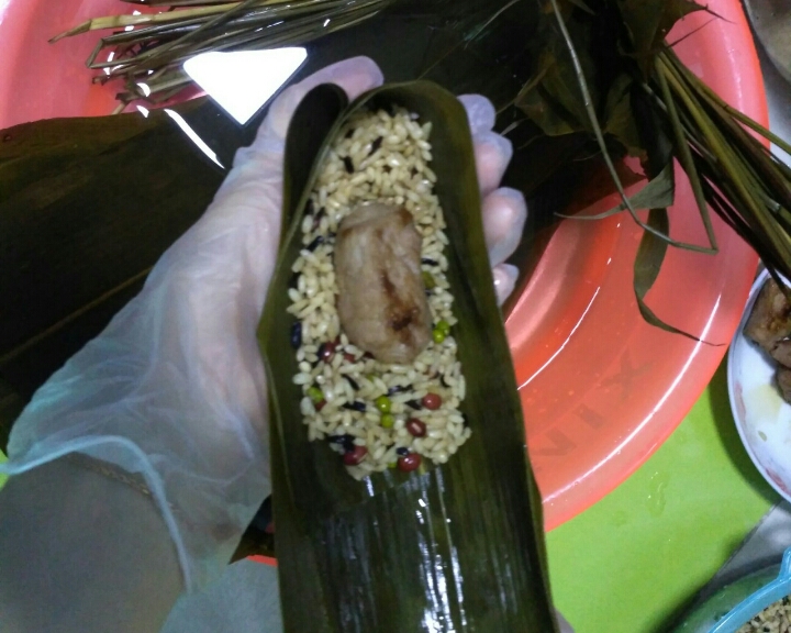 吃不胖的紫米红绿豆肉粽子的做法 步骤6