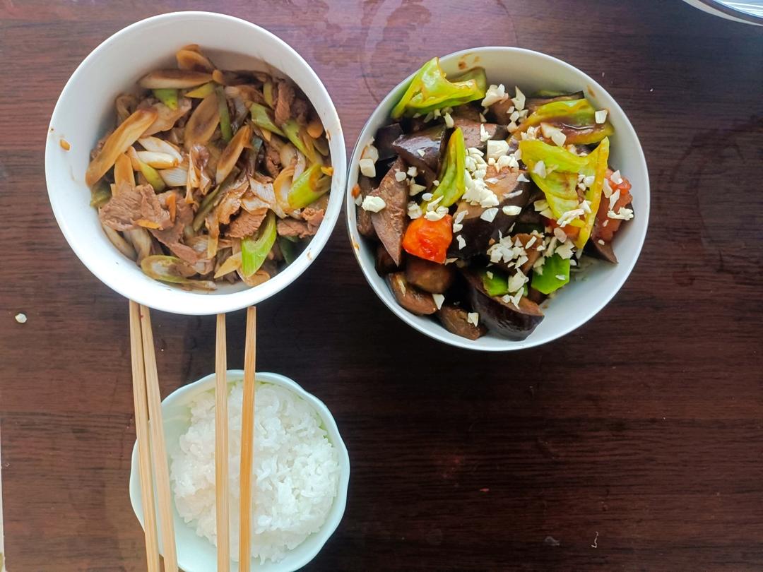 红烧茄子（佐西红柿尖椒）