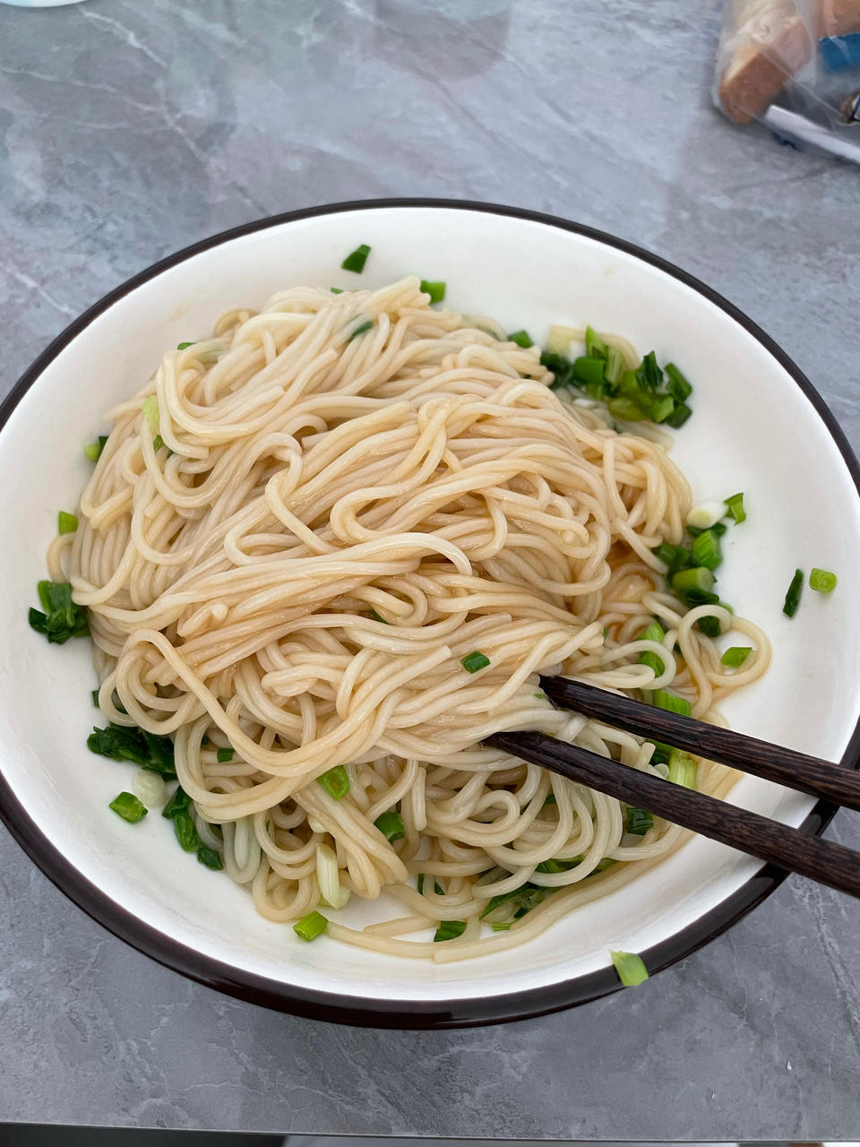 葱爆面—就是汪涵在天天向上里面做的那个啦