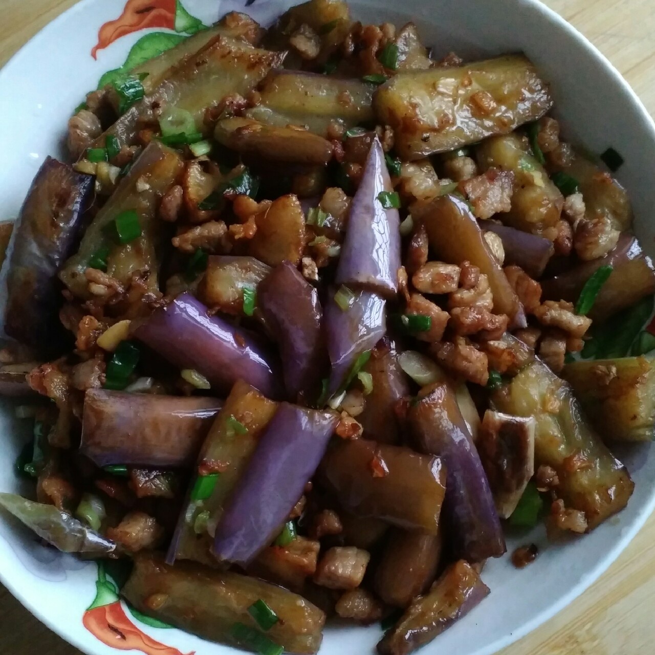 看不到你伪装下的残忍做的红烧肉末茄子