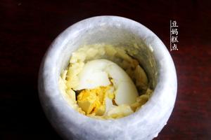 鸡蛋蒜，山东的长寿老人常这么吃，杀菌开胃的做法 步骤4