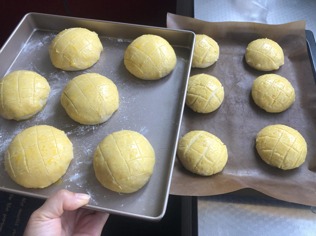 好吃到炸裂的港式菠萝包（附带制作酥皮的小视频）