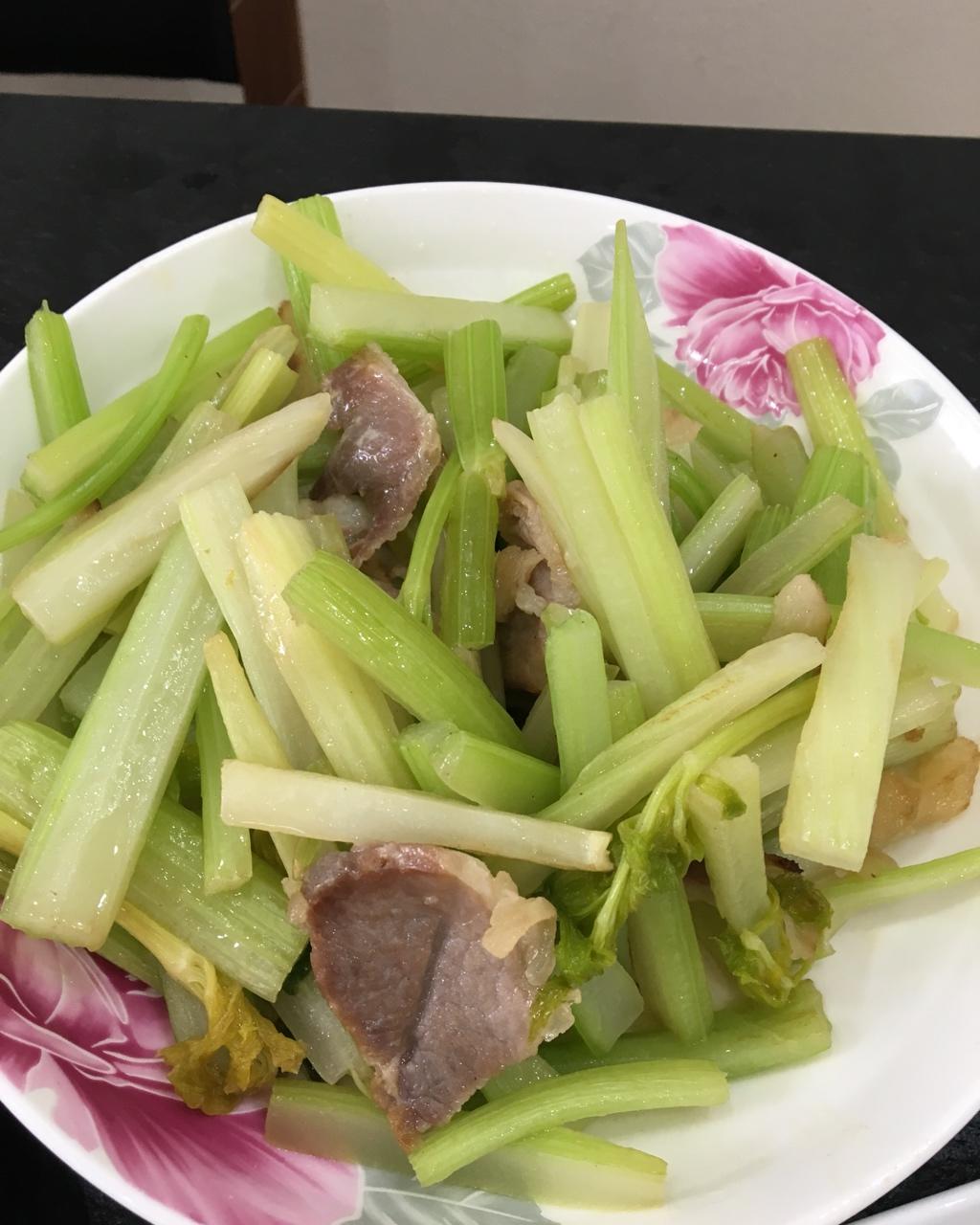 芹菜炒肉