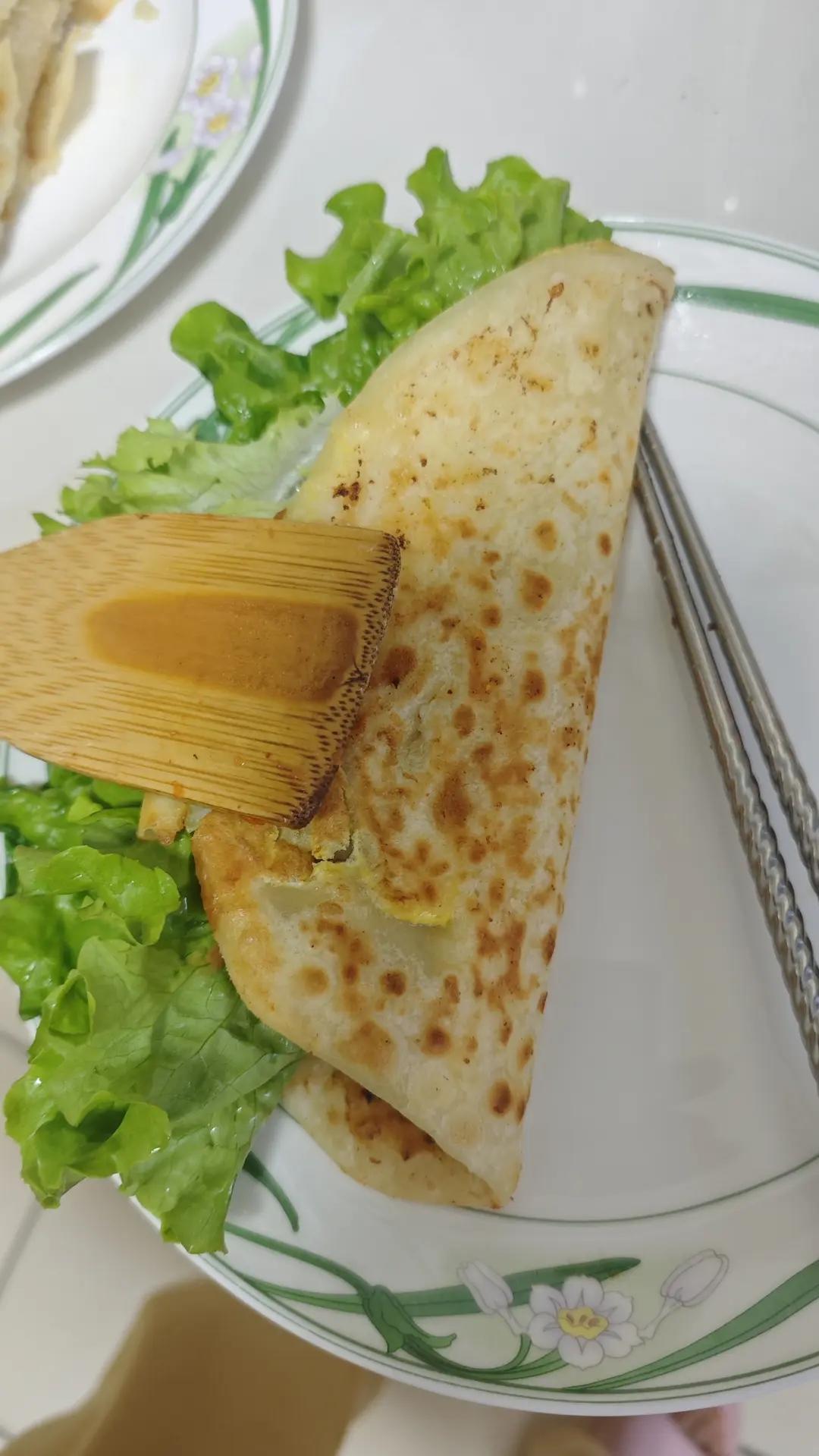 鼓大泡的鸡蛋灌饼(附煎饼酱做法)