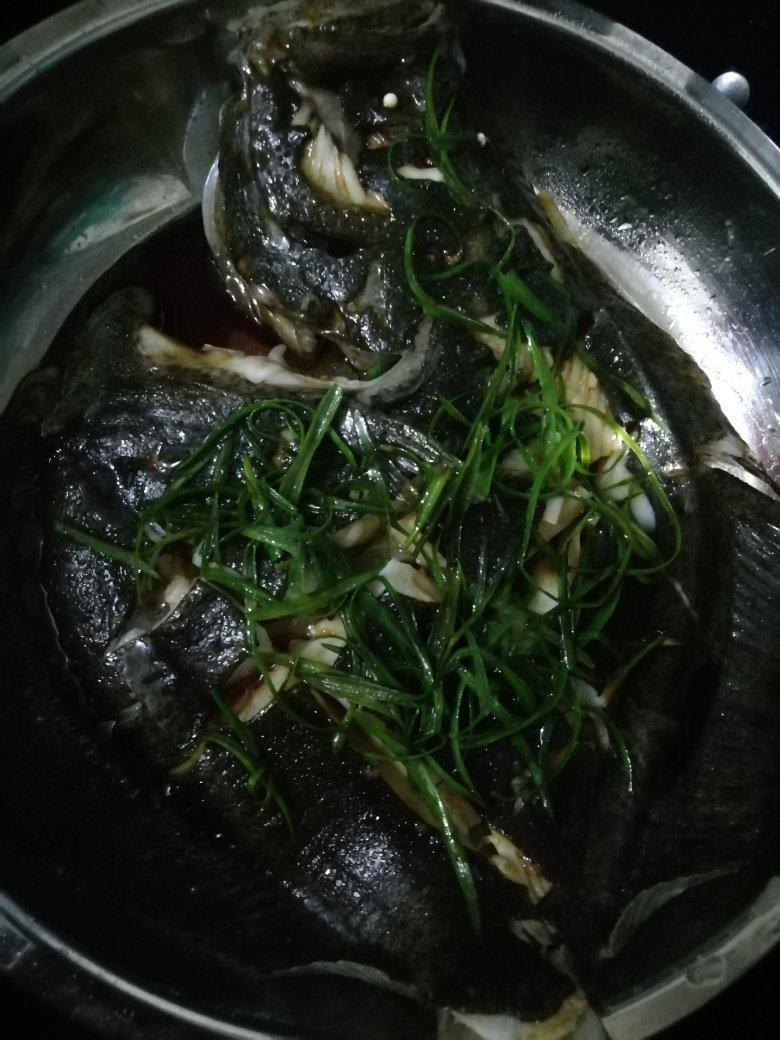 清蒸多宝鱼，很多人在先浇油还是先倒蒸鱼豉油这一步就做错啦