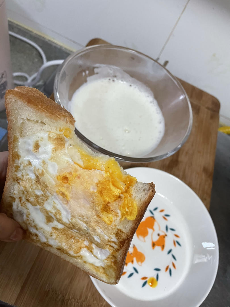 马苏里拉芝士 鸡蛋香肠烤土司🍞