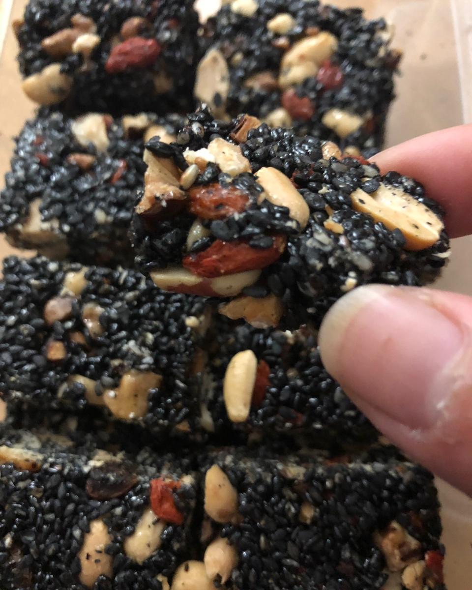 枸杞核桃花生黑芝麻片