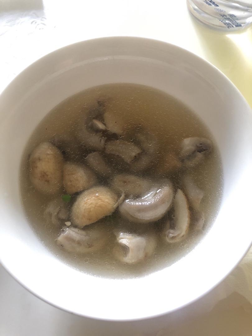 鲜掉眉毛口蘑汤