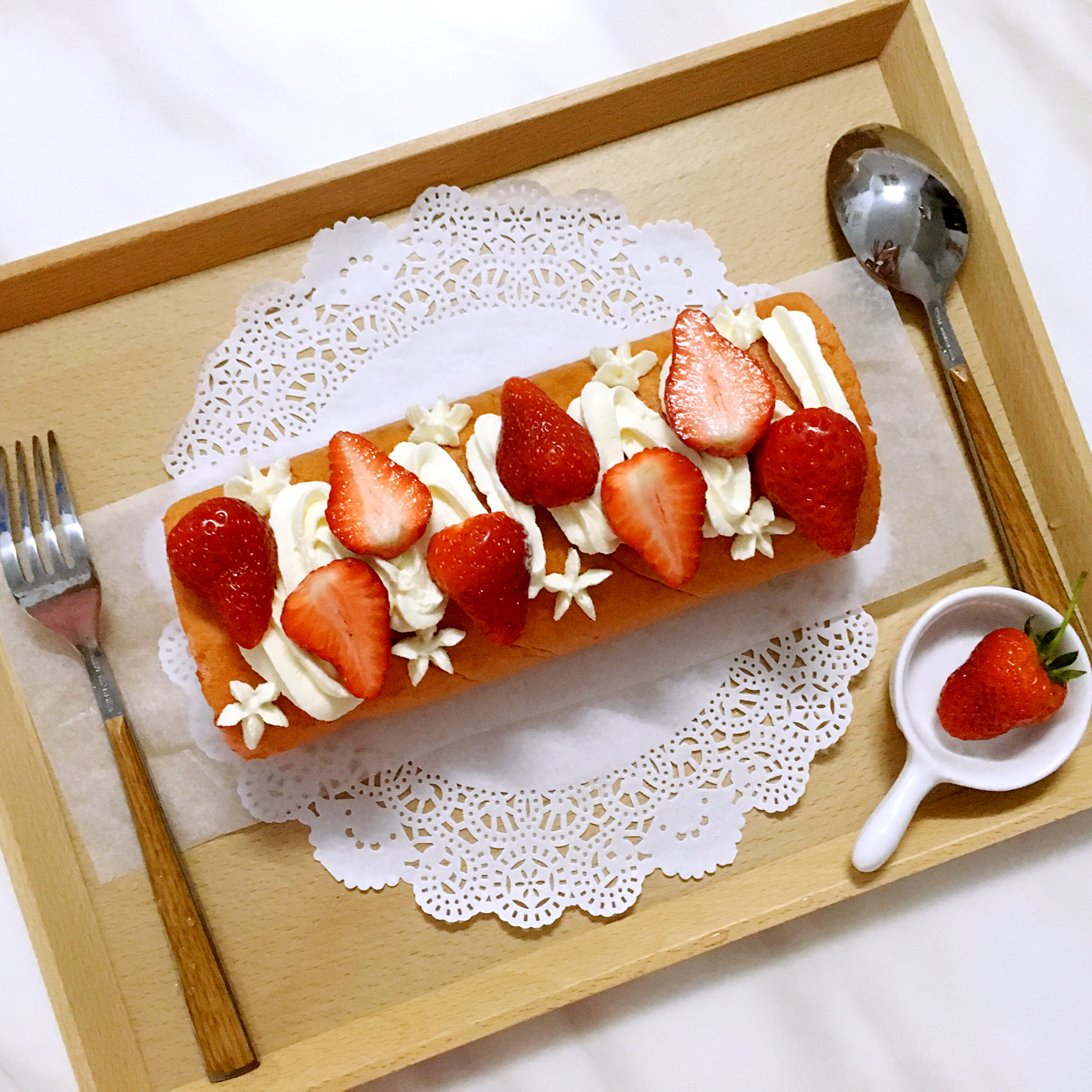 请吃面包的漂亮姐姐做的草莓奶油卷/o卷/小山卷