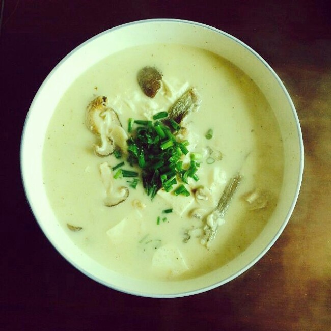 鲜菌奶白鲫鱼汤