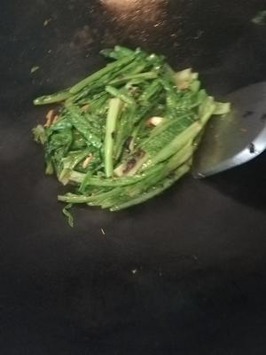 阳江豆豉炒鲜炸鲮鱼(罐头）油麦菜的做法 步骤7