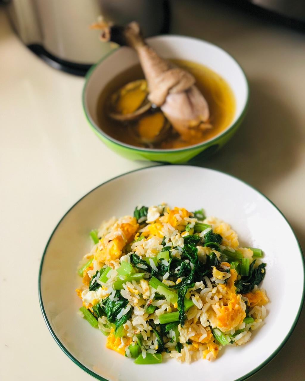沿九妹做的青菜鸡蛋炒饭
