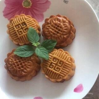 广式月饼—蛋黄芝麻月饼