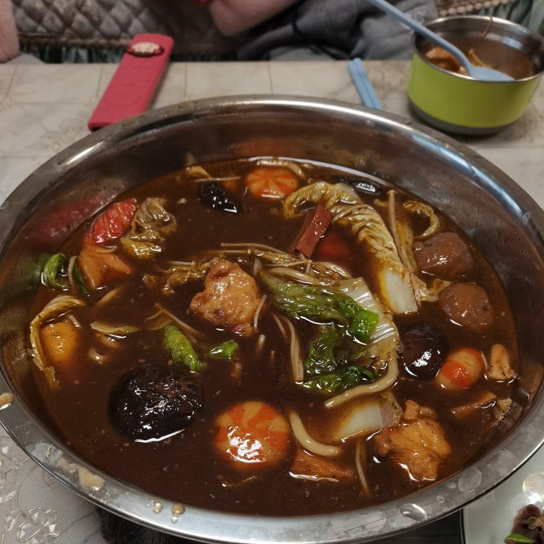 不用火锅底料也可以做的砂锅土豆粉(刀削面)