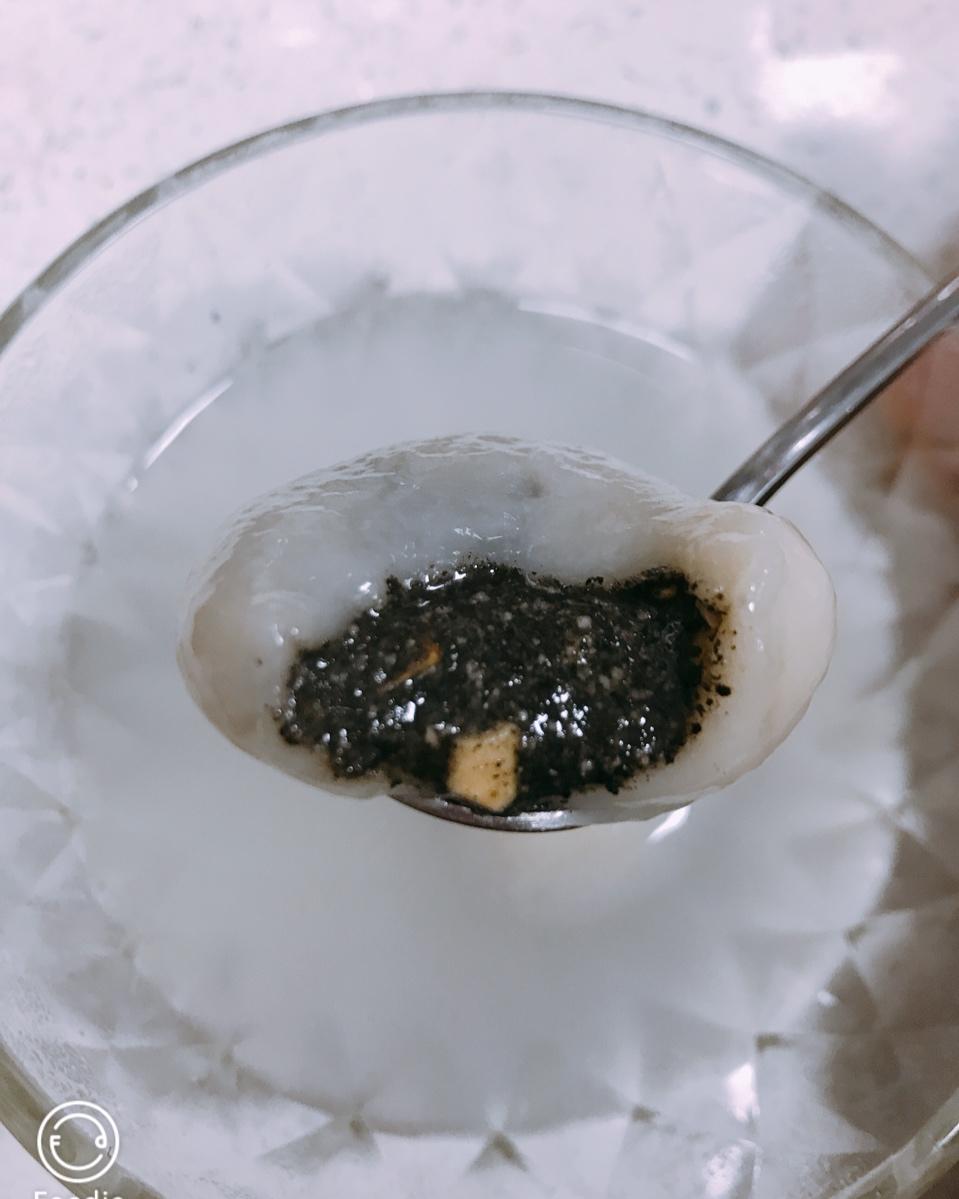 花生黑芝麻汤圆