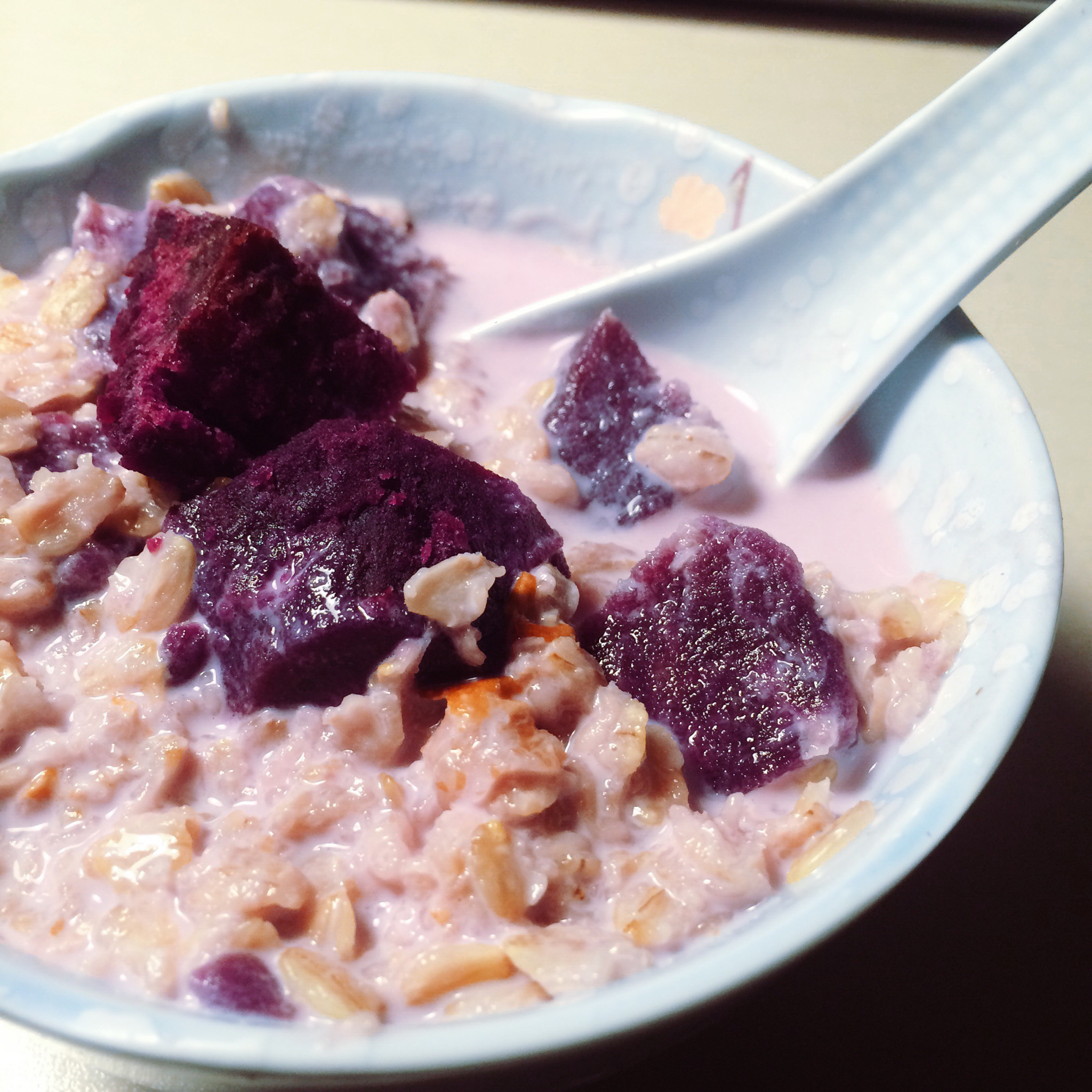 ellow做的牛奶燕麦紫薯粥