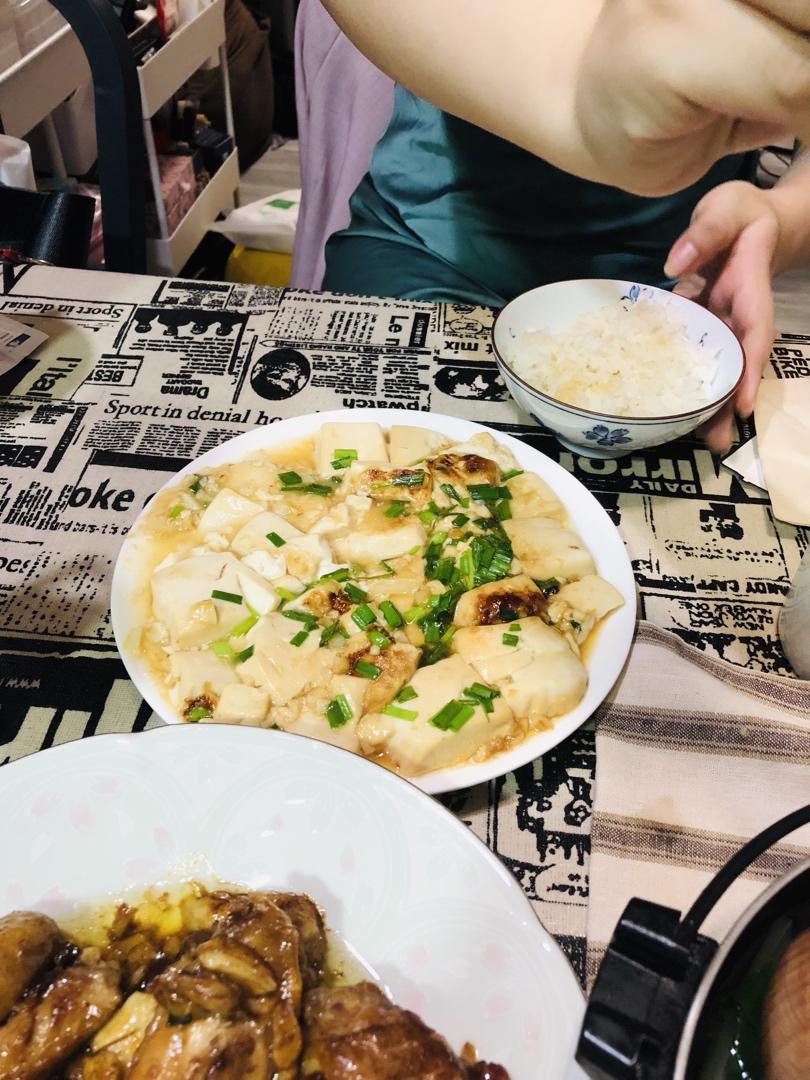 不放肉也超下饭的葱焖豆腐