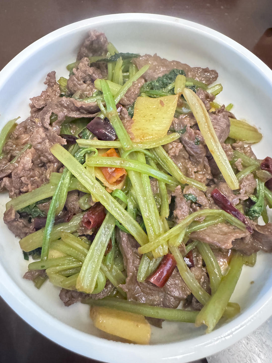 好吃到邻居敲门蹭饭的芹菜炒牛肉！