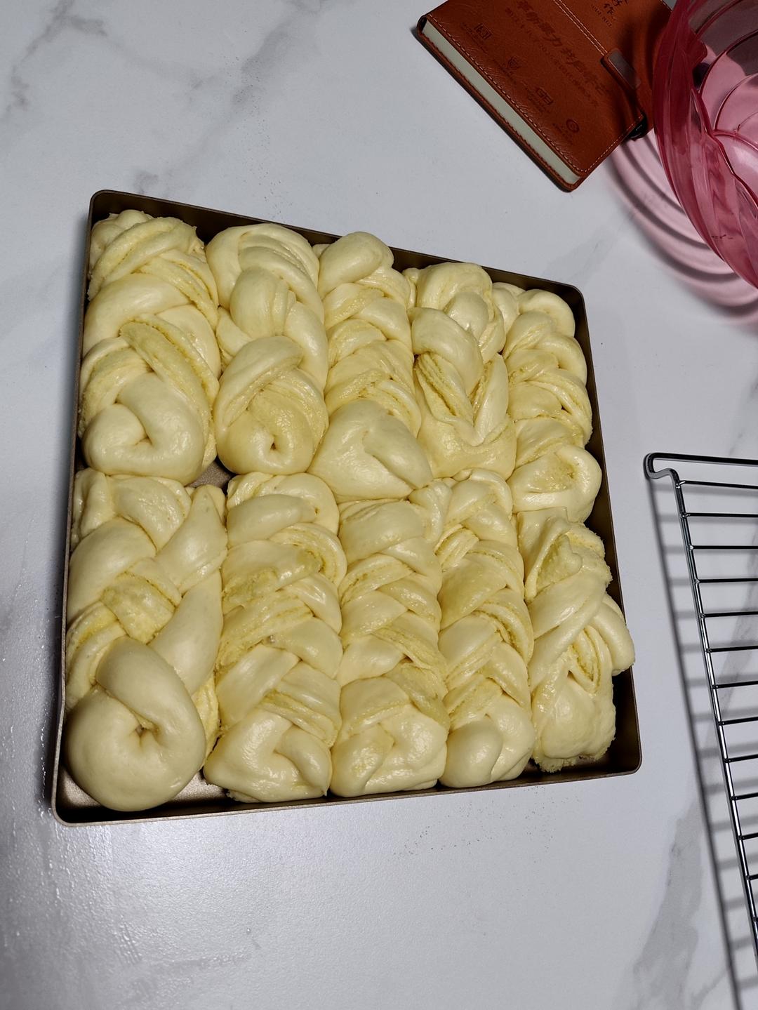 椰蓉辫子排包