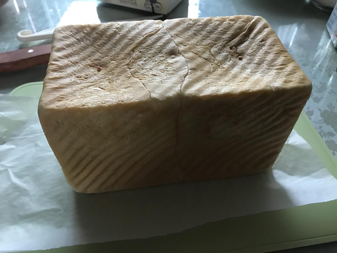 用烤箱自己做面包--手工牛奶吐司面包