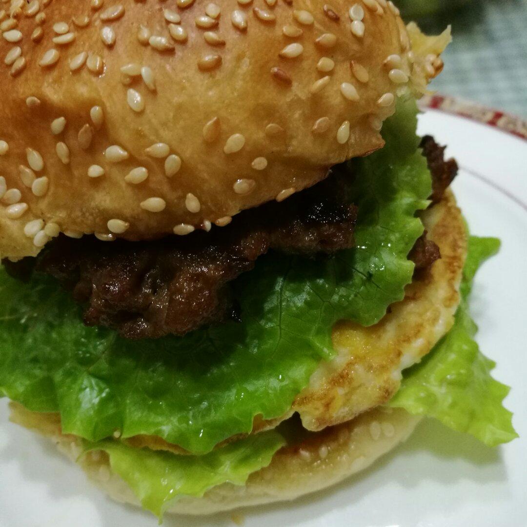 洋葱牛肉汉堡 Beef Hamburger with Fried Onions