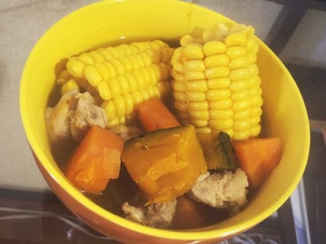 鸡肉玉米南瓜胡萝卜的黄油风味煮汤的做法