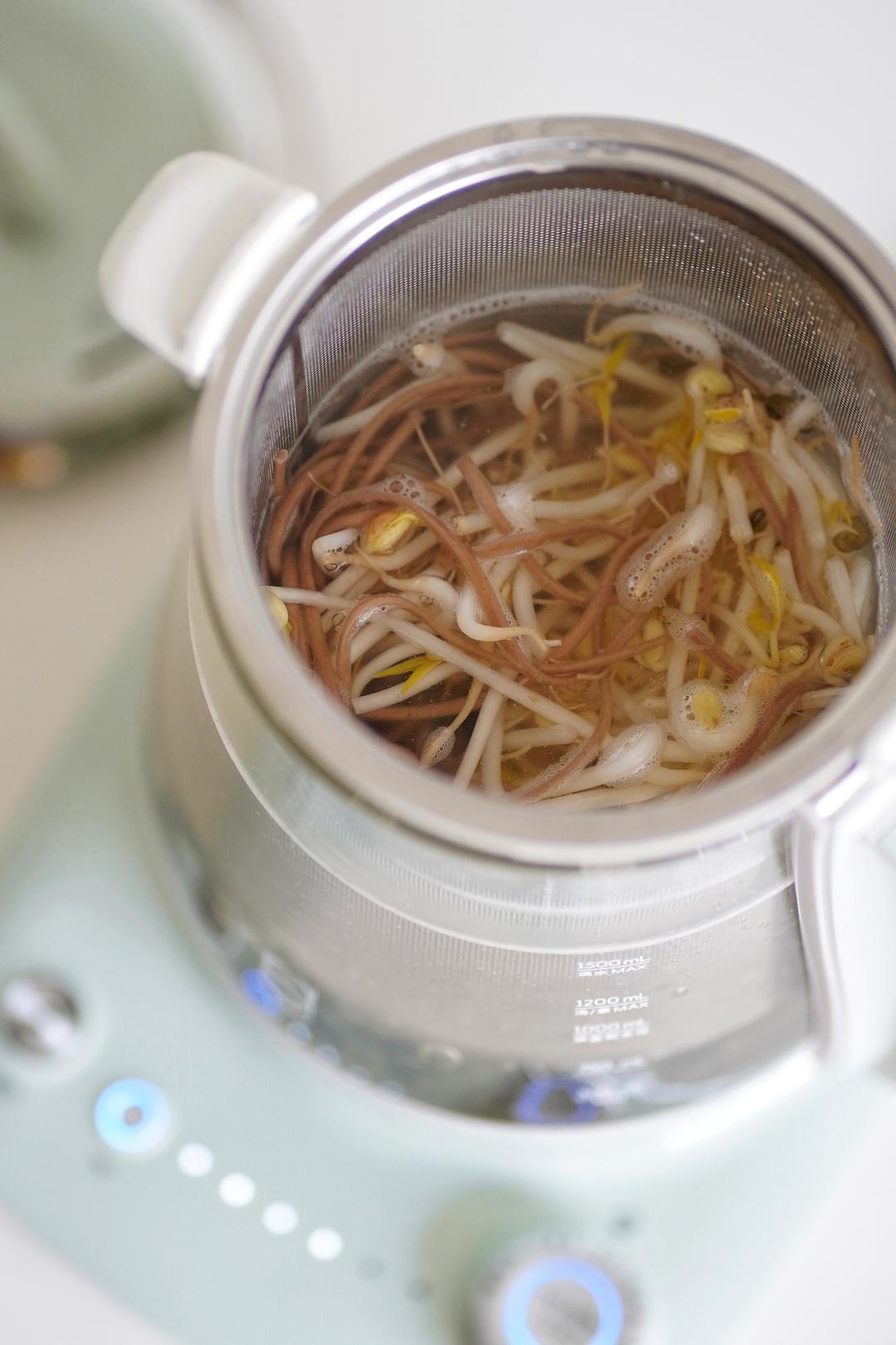 篮里烫烫水烧开后放入荞麦面用养生壶的快食篮,连接app 选择煮面模式