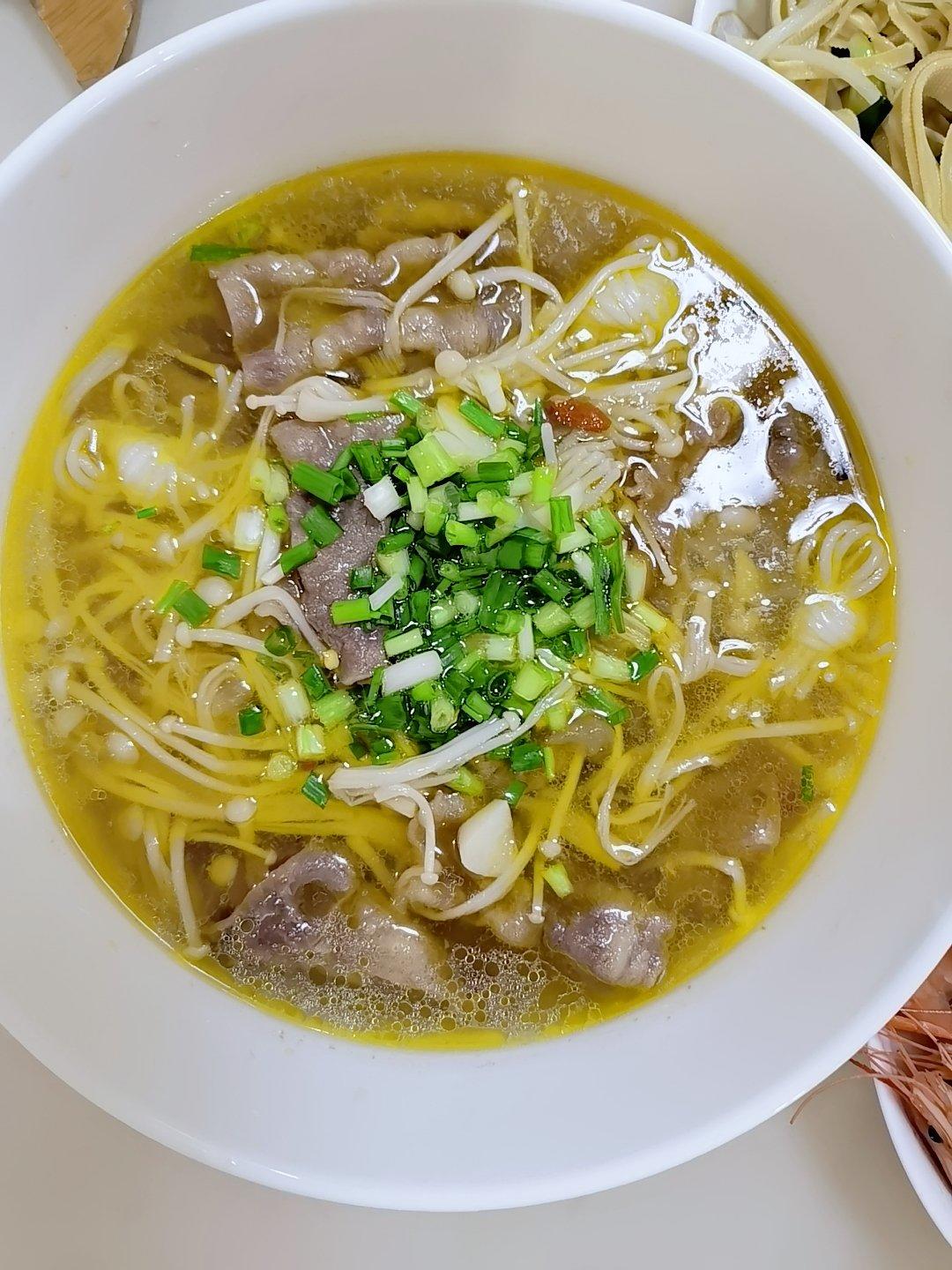 酸汤金针菇肥牛卷