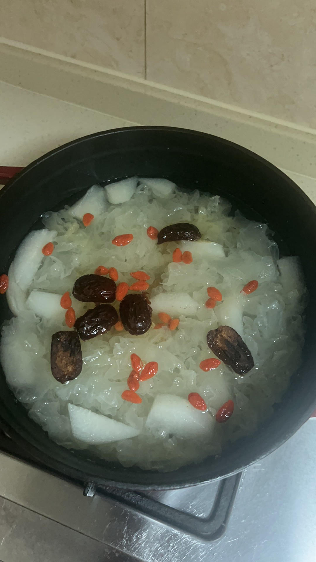秋季润肺止咳的美食，银耳雪梨汤，软糯易出胶