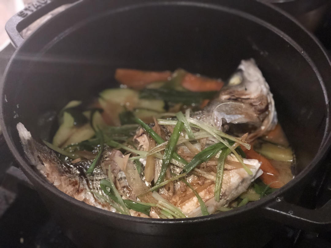 staub铸铁锅无水蒸鲈鱼