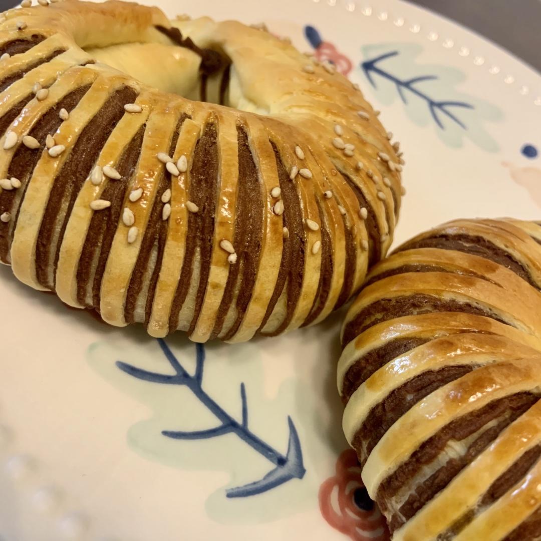 松软可口的红豆沙面包卷