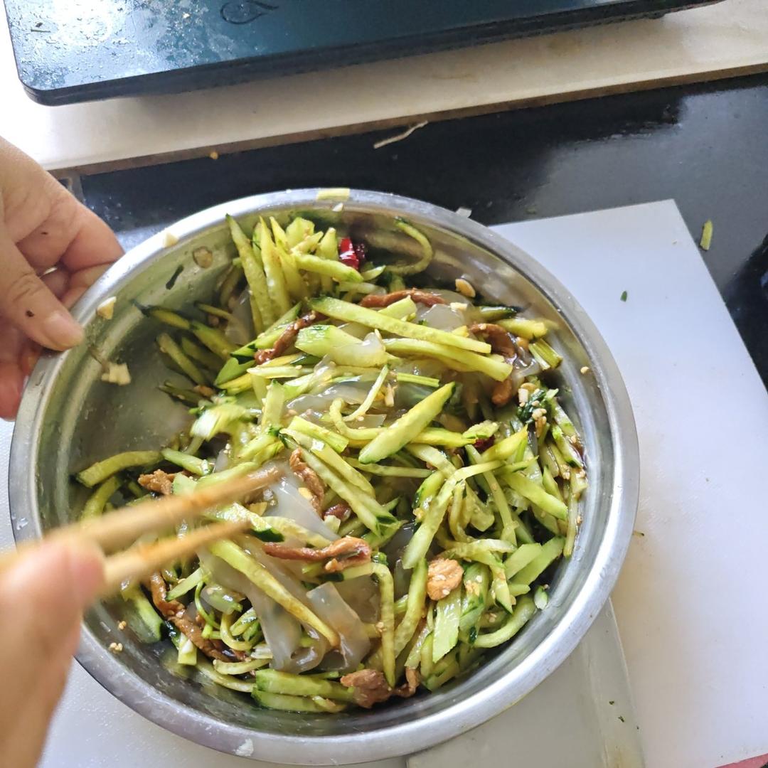 肉丝（肉沫）拌黄瓜拌凉皮