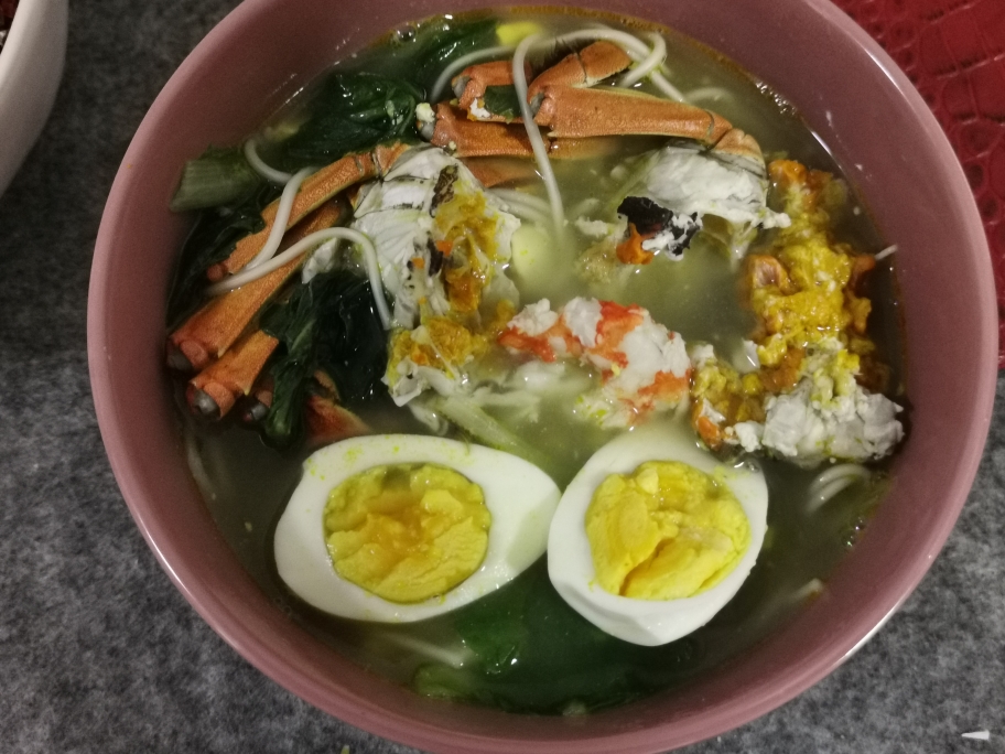 大闸蟹，鲜虾菜汤面的做法