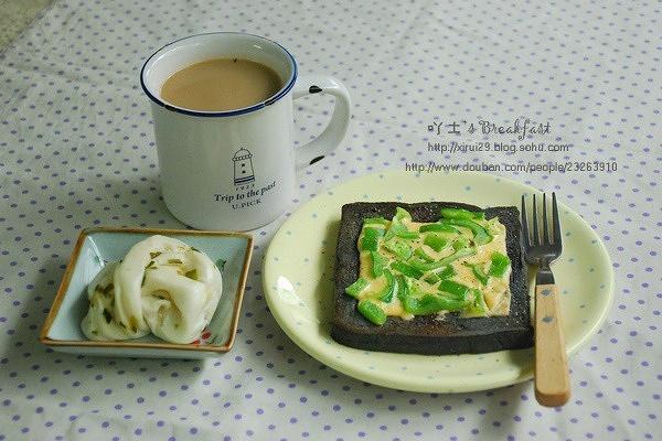 {吖土の早餐}锅煮奶茶+葱花画卷+青椒芝士竹炭土司的做法