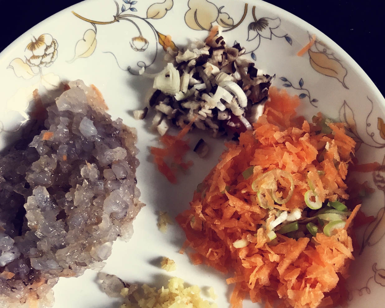 宝宝辅食～红萝卜、香菇、虾饺的做法 步骤1