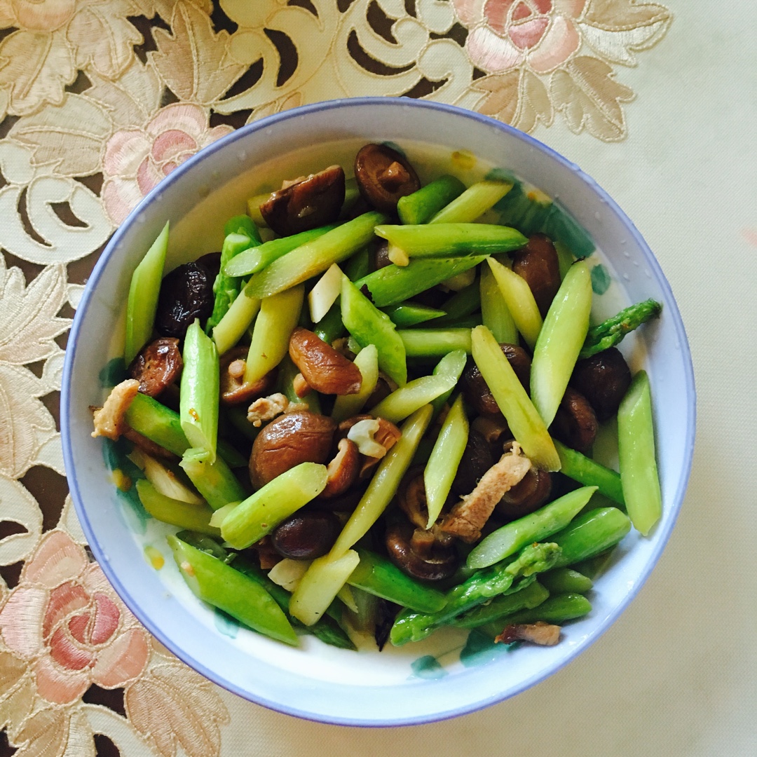 芦笋炒蘑菇