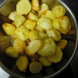 清油炸土豆块蘸辣椒面（简单又好吃）的做法 步骤3