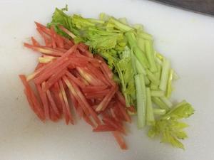 《昨日的美食》之加了红萝卜和芹菜的香酥吻仔鱼沙拉的做法 步骤4