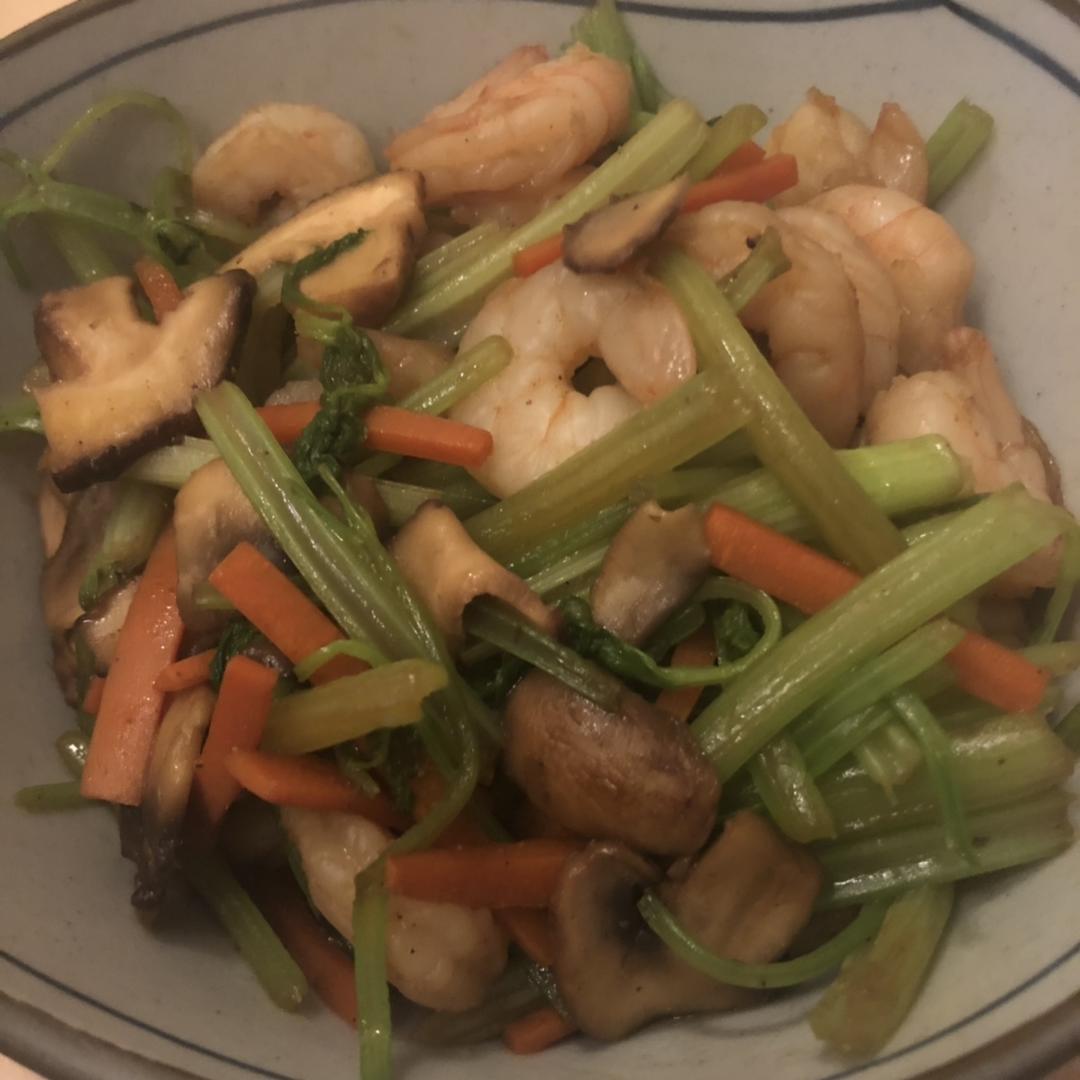 冬瓜胡萝卜玉米粒火腿肠一起炒。香菇炒油菜。