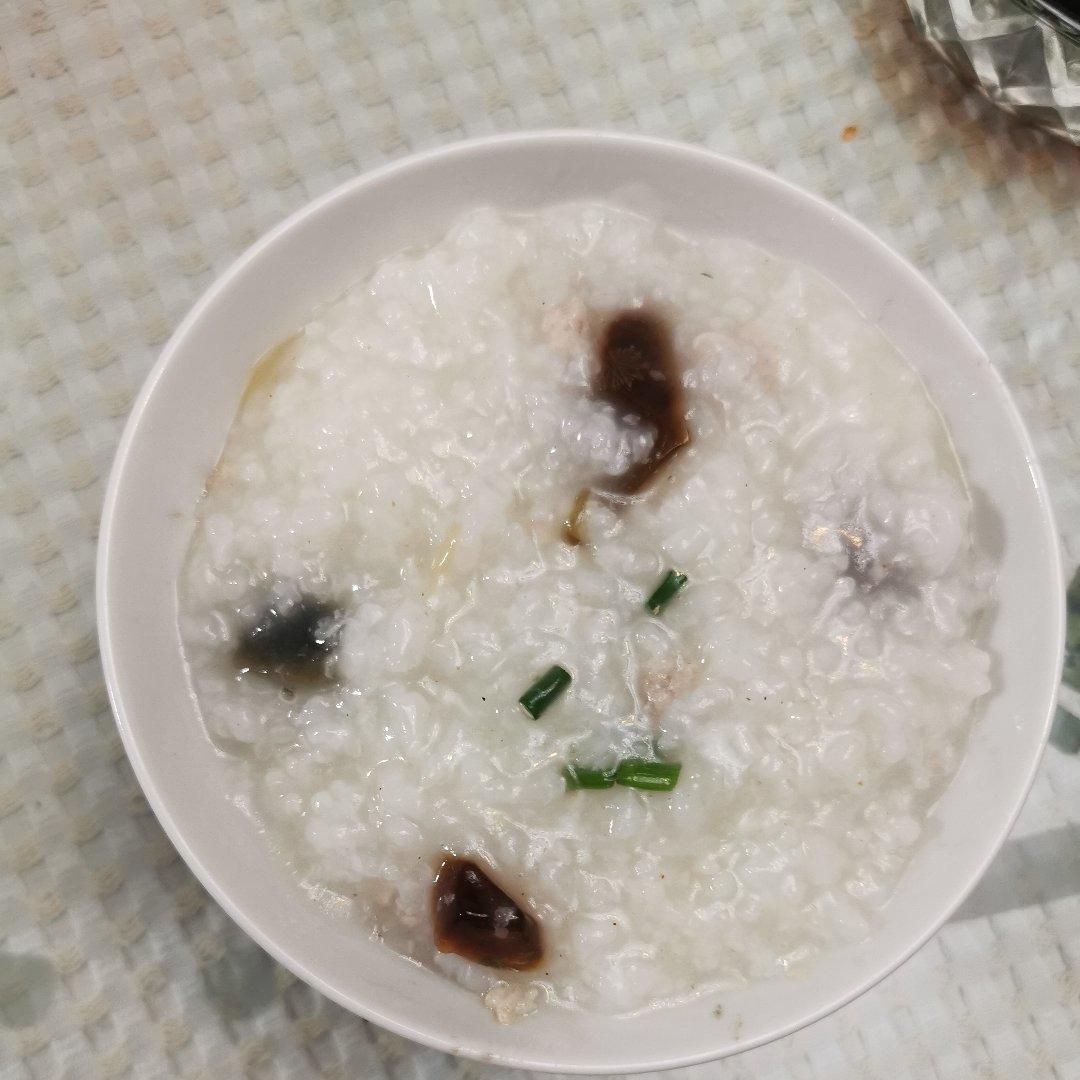 妈妈👩教我做的皮蛋瘦肉粥🥣简单快捷美味😋