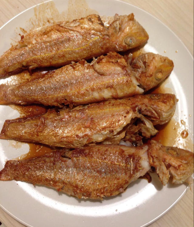香煎小红鱼