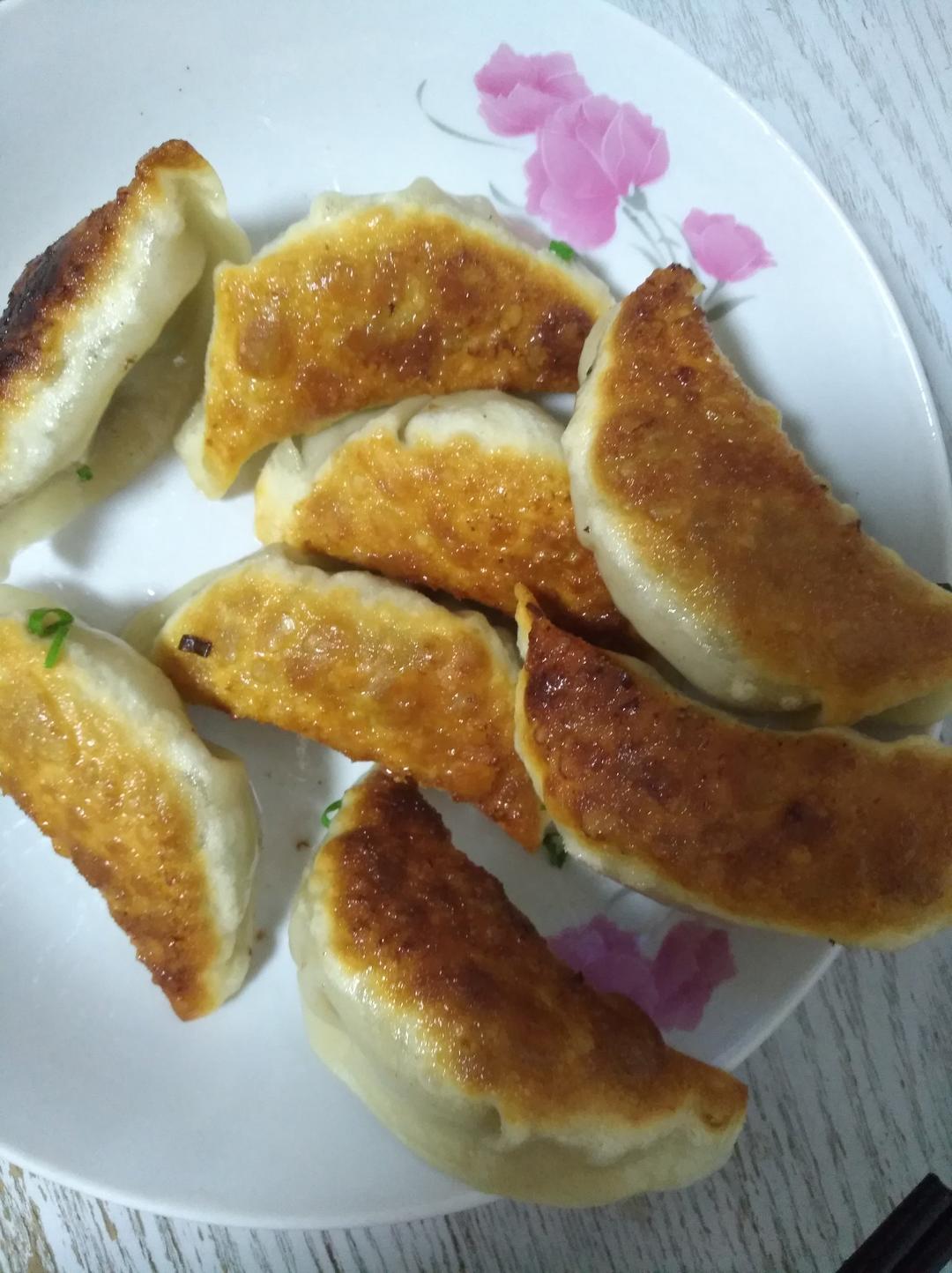 栋宝2008做的生煎饺子