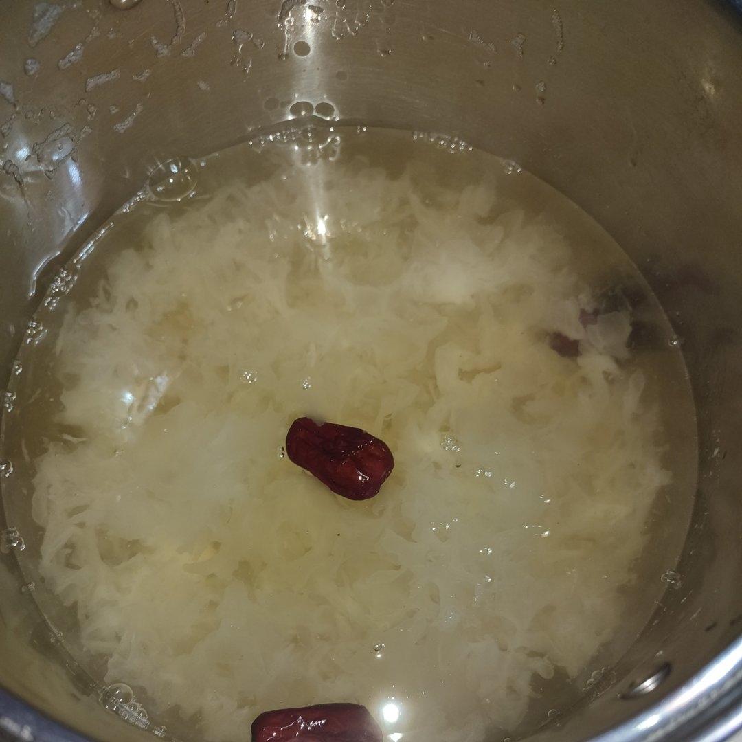 冰糖银耳汤（百分百出胶）