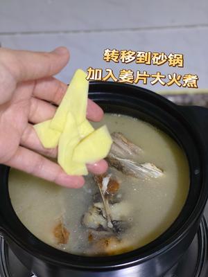 一个鲜味贯穿始终的白菜鱼头汤的做法 步骤5