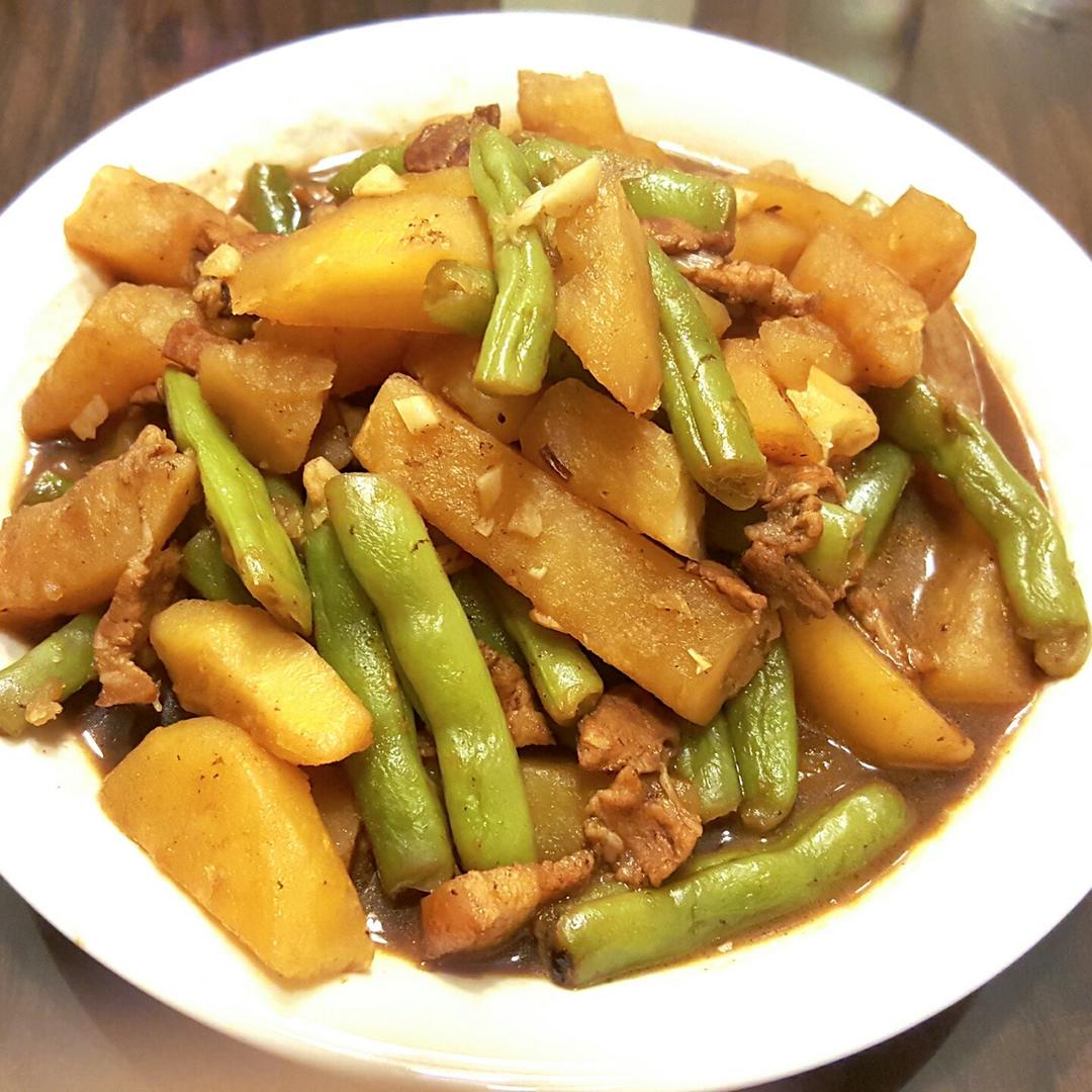 胖妞楠楠做的土豆芸豆五花肉