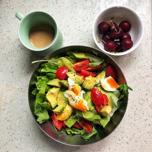 早餐1：咖啡+蔬菜鸡蛋沙拉+水果的做法 步骤1